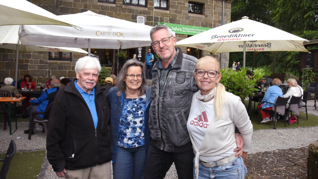 Samstagabend: Dieter Hankel (Vorsitzender HWGV Kassel e.V.), Birgit Mietzner (stellv. Vorsitzende) und das Pächter-Ehepaar Wolfgang und Jutta Titel freuen sich auf die Jubiläumsfeier der Waldgaststätte (Foto © Pia Malmus)
