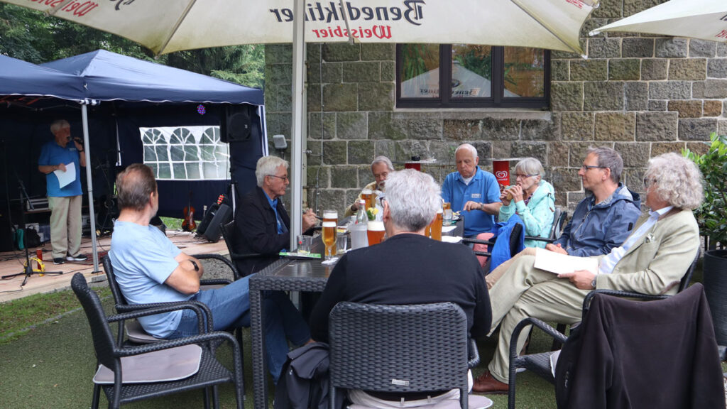 Die Eröffnungsrede von Dieter Hankel war gleichzeitig die Feuerprobe für die neue Bühne