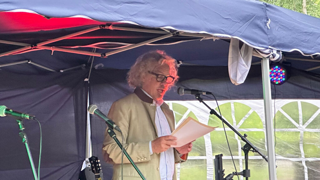 Markus Exner, Projektleiter der GrimmHeimat Nordhessen, führte kurzweilig durch die Geschichte der Waldgaststätte