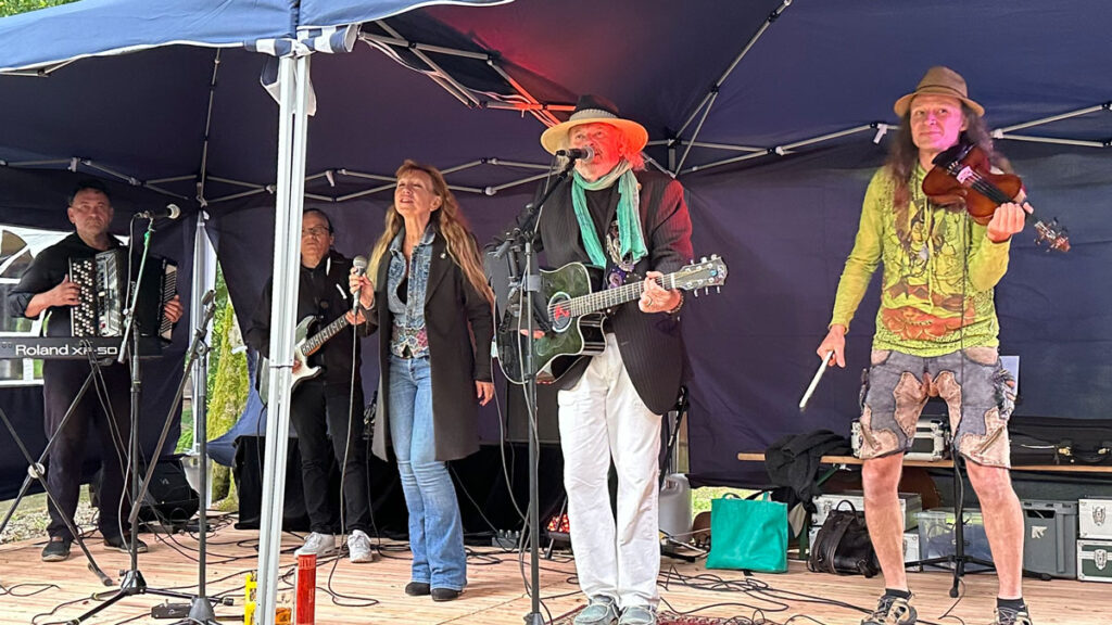 Die Band Dylan's Dream rockte die neue Bühne und die Gäste mit Songs von Bob Dylan und anderen