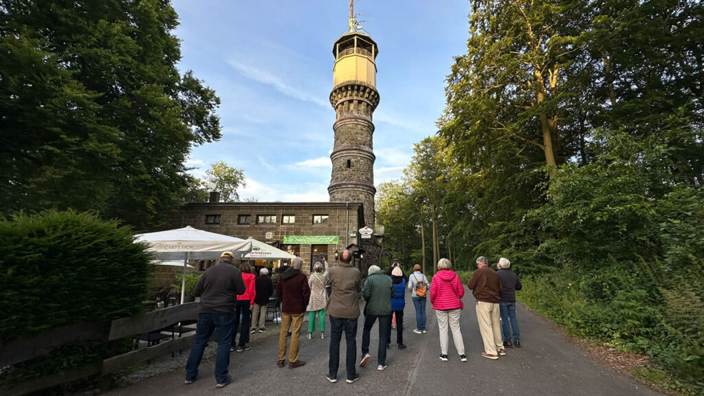 Oben auf dem Turm hatte sich ein Musiker mit einem Helfer eingefunden