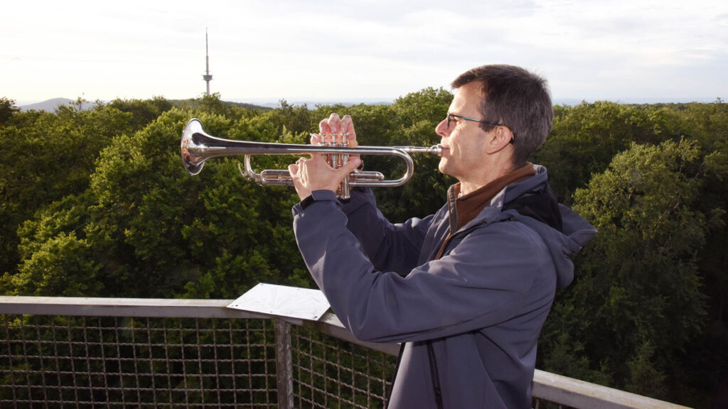 Noch bevor die Sonne unterging, spielte der Trompeter Michael Kotthaus auf dem Turm und verzauberte die bei manchen Liedern mitsingenden Gäste (Foto © Pia Malmus)