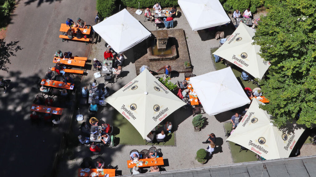 Die Waldgaststätte hatte vorgesorgt und mehr Tische und Bänke auf der Straße platziert
