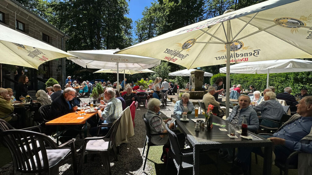 Viele Vereinsmitglieder ließen sich das Mittagessen in der Waldgaststätte schmecken