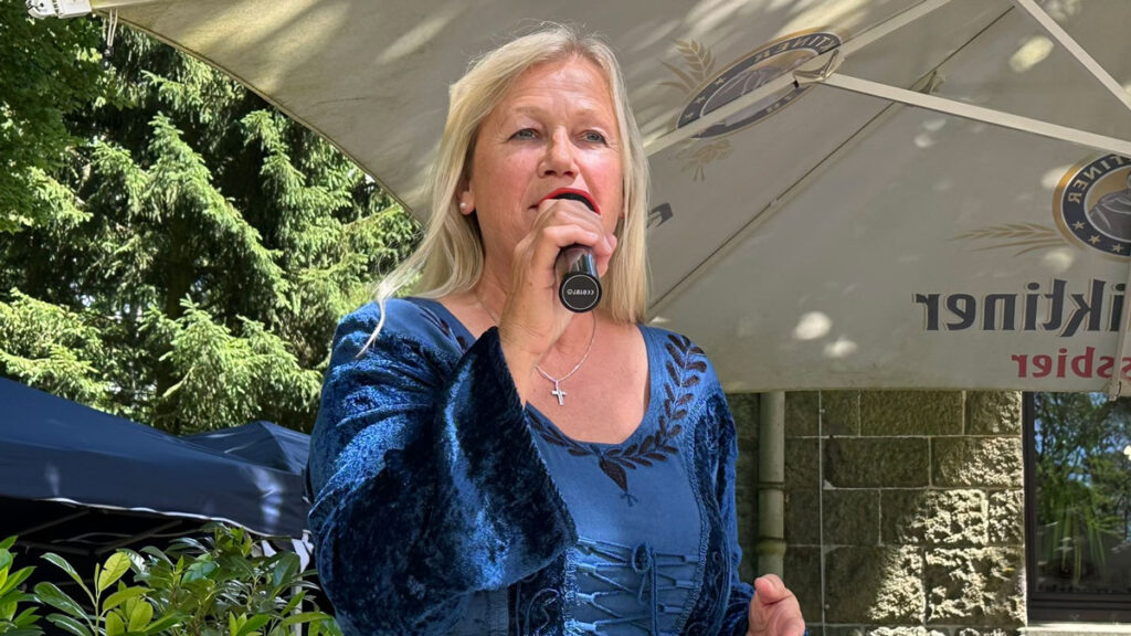 Die Märchenerzählerin Andrea Ortonlano erzählte zuerst ein wenig vom Lebenslauf der Gebrüder Grimm