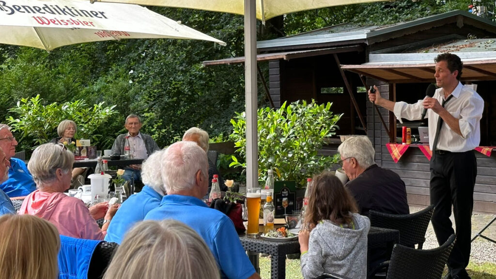 Er brachte uns das unruhige Leben Elvis Presleys mit vielen amüsanten Annekdoten nahe