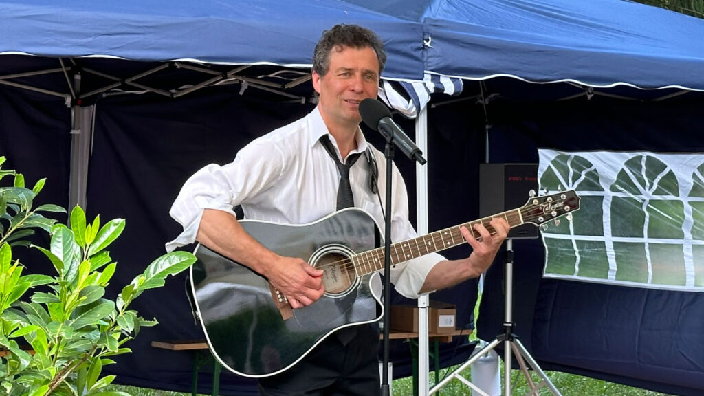 Für einen Song griff Stefan Schael zur mitgebrachten Gitarre