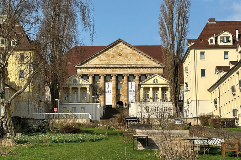 Die Stadthalle "Kongress-Palais" mit den beiden Tempelchen vom Huttenplatz aus gesehen