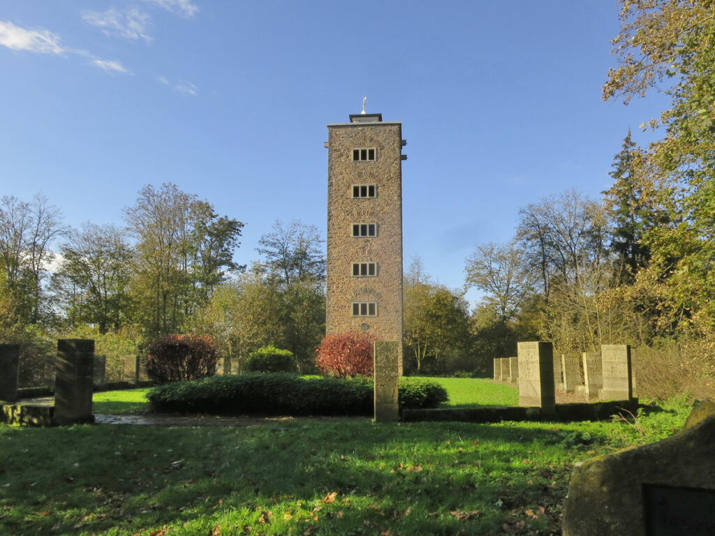 Die Gedenkstätte mit dem Ahlheimer Turm (Foto: Birgit Mietzner)
