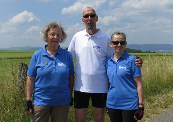 Die Mitglieder der Radgruppe tragen blaue und weiße Poloshirts mit dem HWGV-Kassel-Logo auf der Brust.